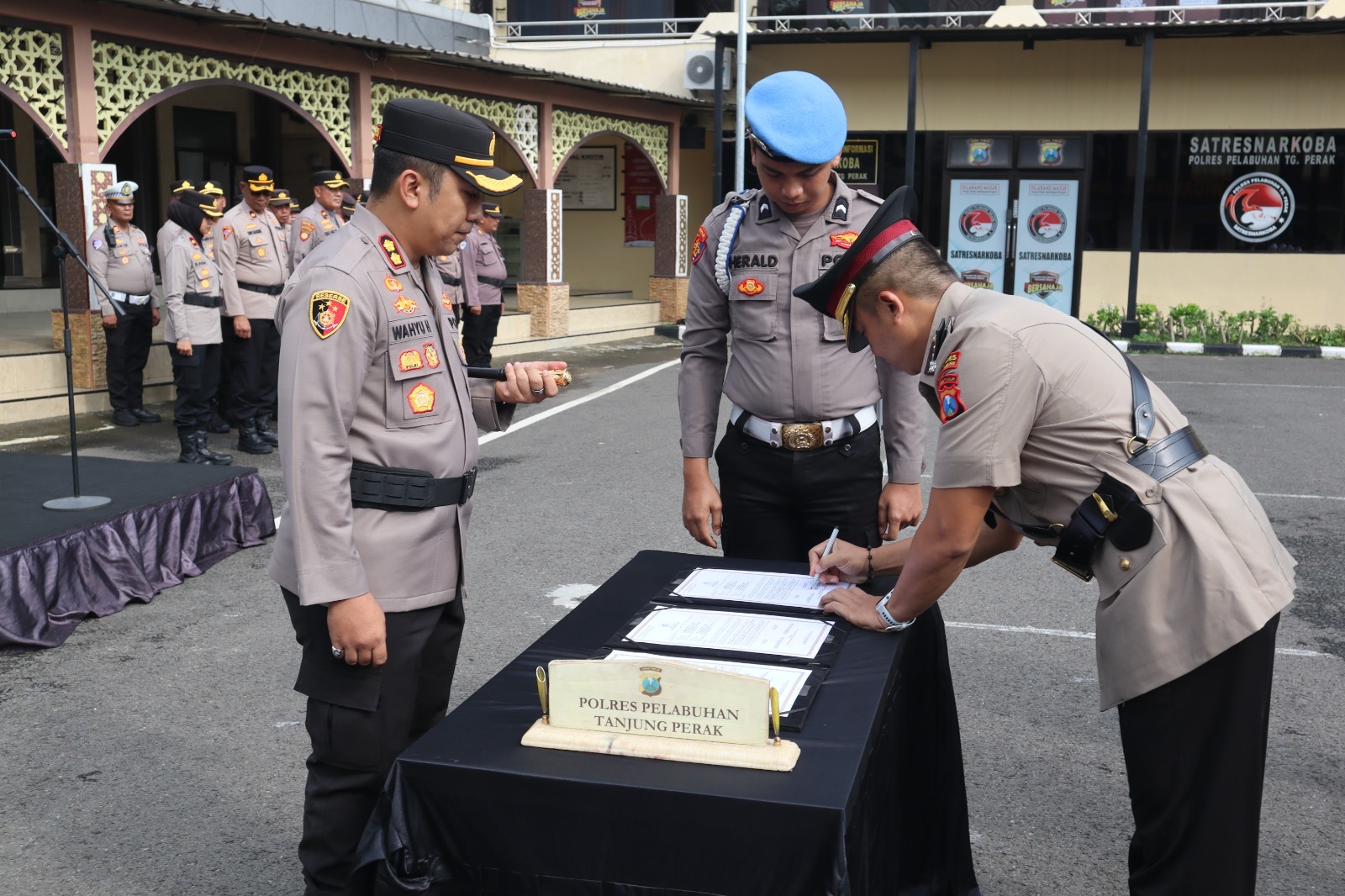 Kapolres Pelabuhan Tanjung Perak Pimpin Sertijab Kasat hingga Kapolsek