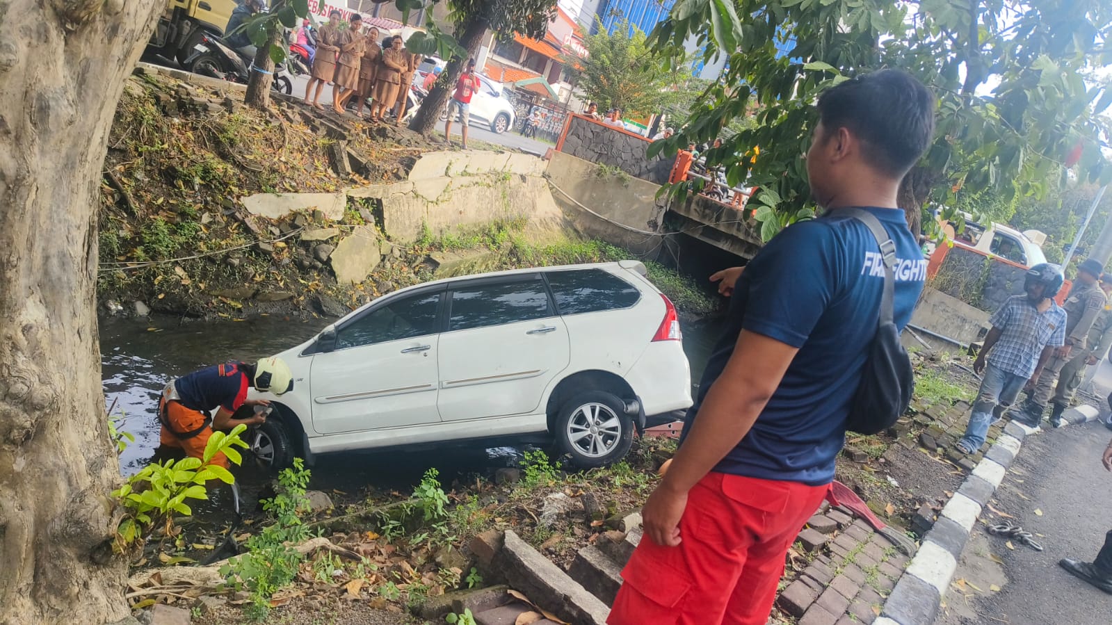 Mobil Muatan Kue Kering Tercebur ke Selokan Jemursari, Diduga Sopir Ngantuk