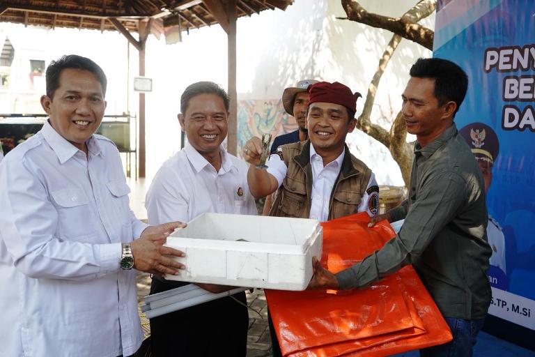 Wali Kota Pasuruan Serahkan Bantuan Modal Usaha untuk Pelaku Perikanan