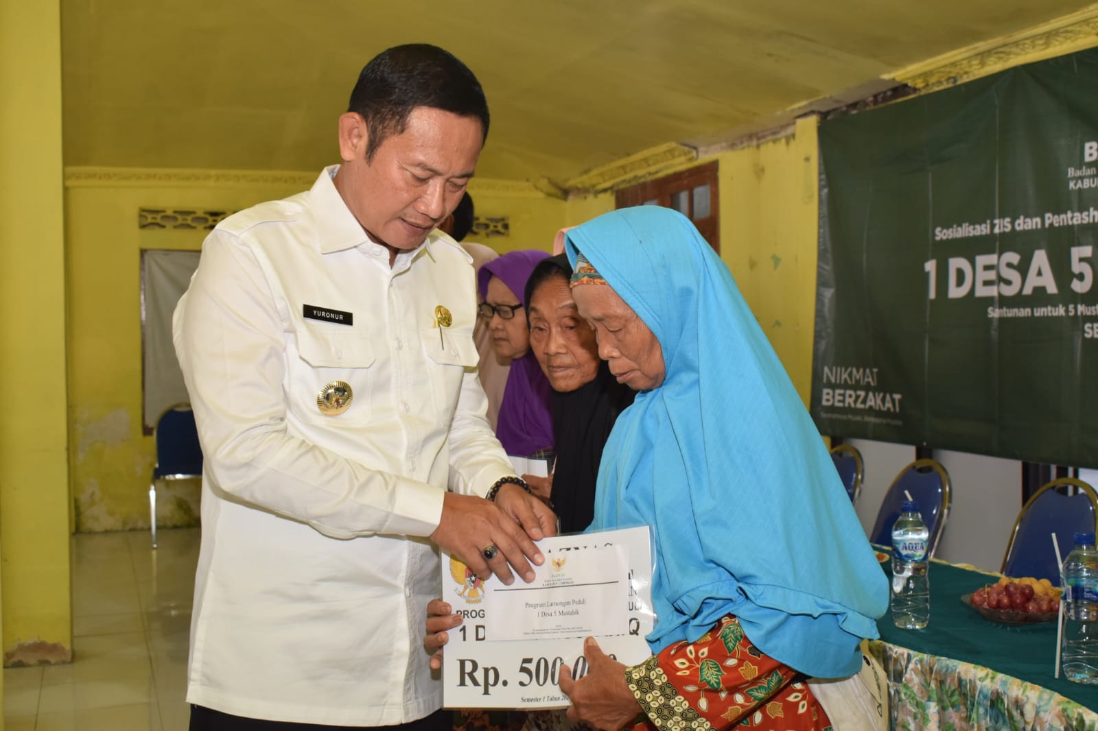 Bupati Lamongan Menyerahkan Bantuan Sosial Program Baznas