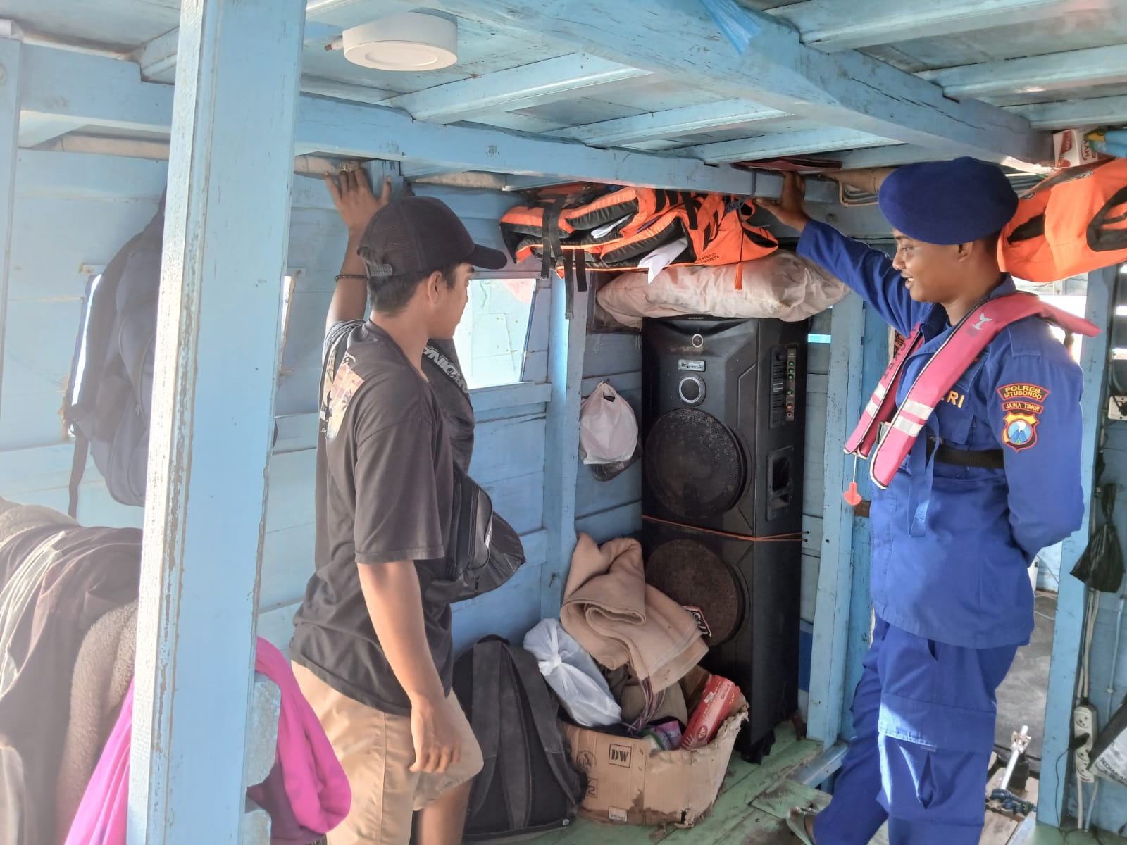 Patroli Perairan, Satpolairud Polres Situbondo Terus Ingatkan Nelayan Wajib Bawa Alat Keselamatan