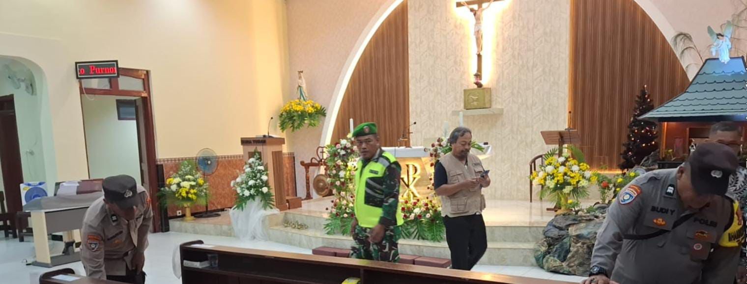 Polsubsektor Gerih Terjunkan Personel Gabungan, Amankan Ibadah Misa Natal di Desa Widodaren