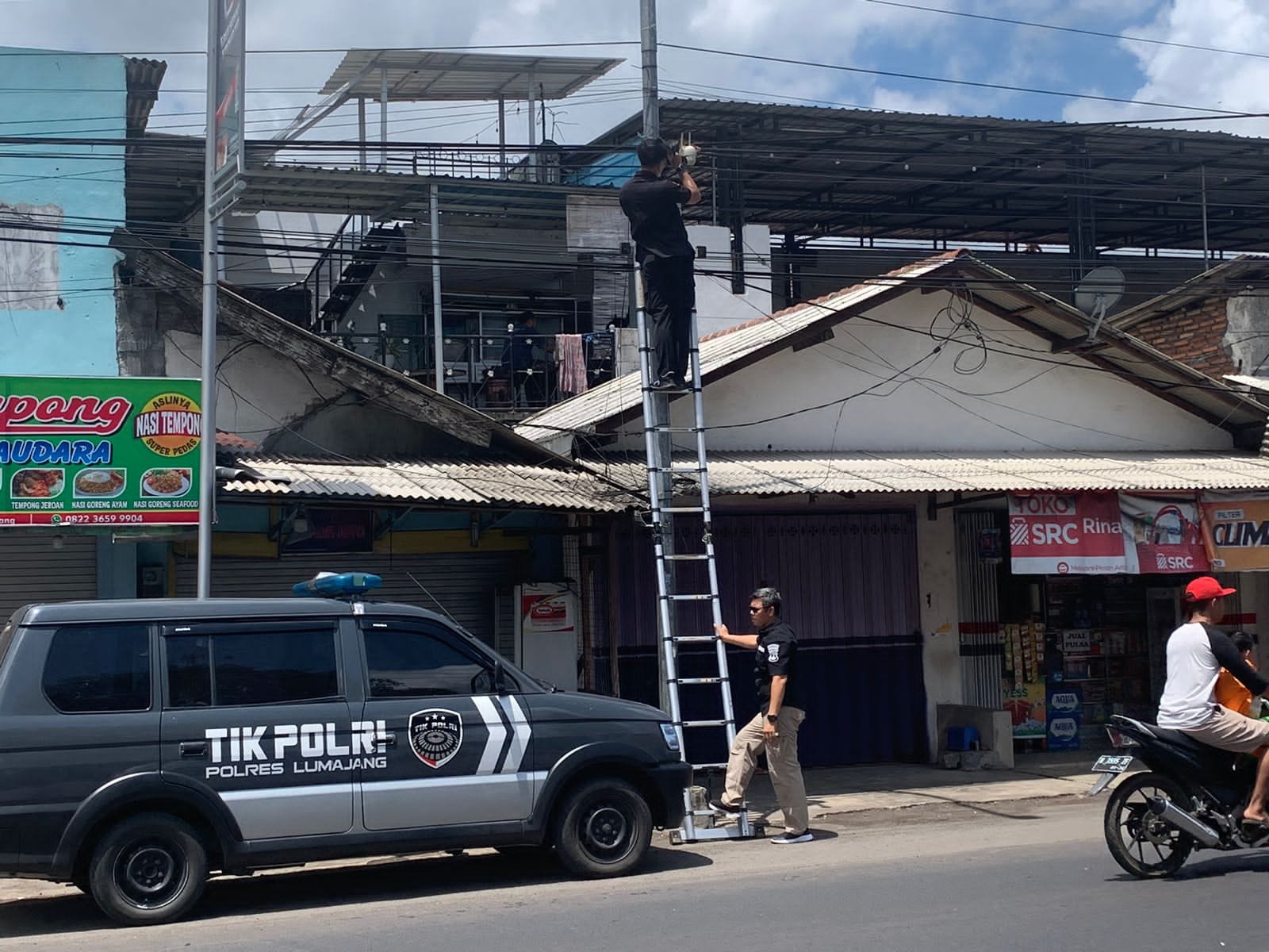 Operasi Lilin Semeru 2024, Polres Lumajang Pasang CCTV di Pos Pengamanan Pasar Klakah