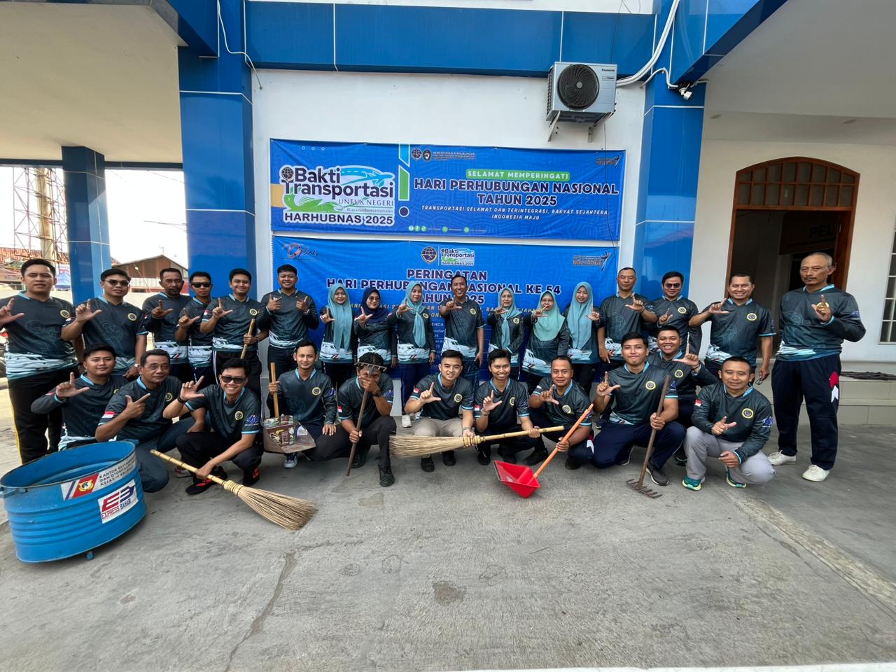 Hari Perhubungan Nasional 2025 di KSOP Kalianget, Bersih-bersih Kantor Hingga Pemeriksaan Kesehatan Gratis