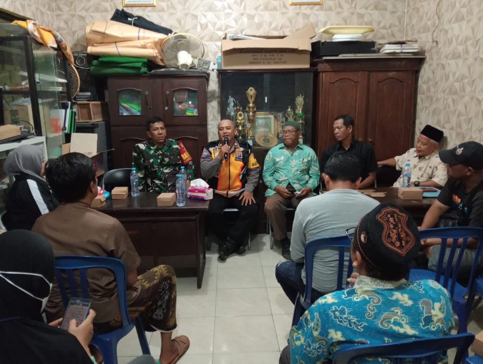 Tiga Pilar Kecamatan Rungkut Gelar Diskusi Bersama Warga RW 08 Kaliwaru, Bahas Kamtibmas dan Persiapan HUT RI