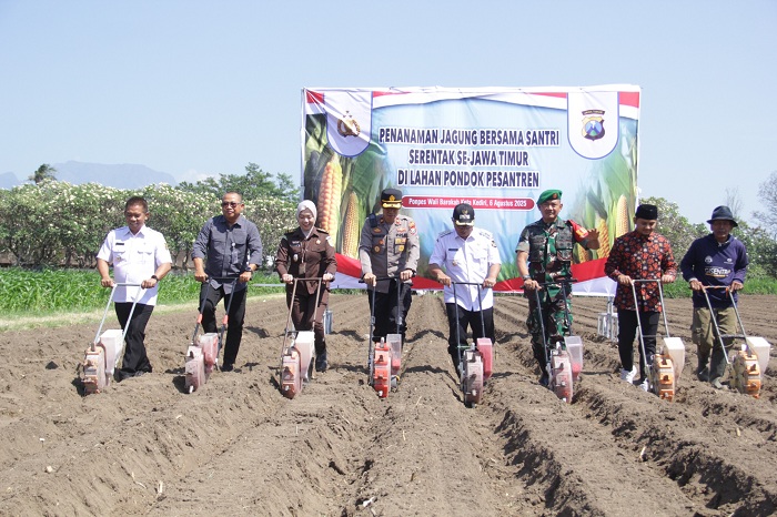 Kolaborasi Dukung Swasembada Pangan, Polres Kediri Kota bersama Forkopimda dan Ponpes Tanam Jagung Kuartal III