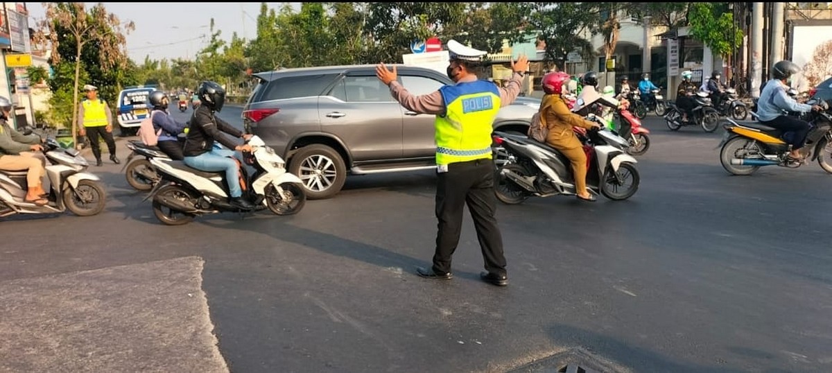 Terpantau Padat, Unit Lantas Polsek Benowo Lakukan Pengaturan Jalan