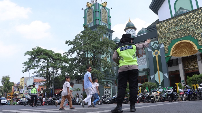 Srikandi Care Polres Lamongan Amankan dan Layani Jemaah Salat Jumat