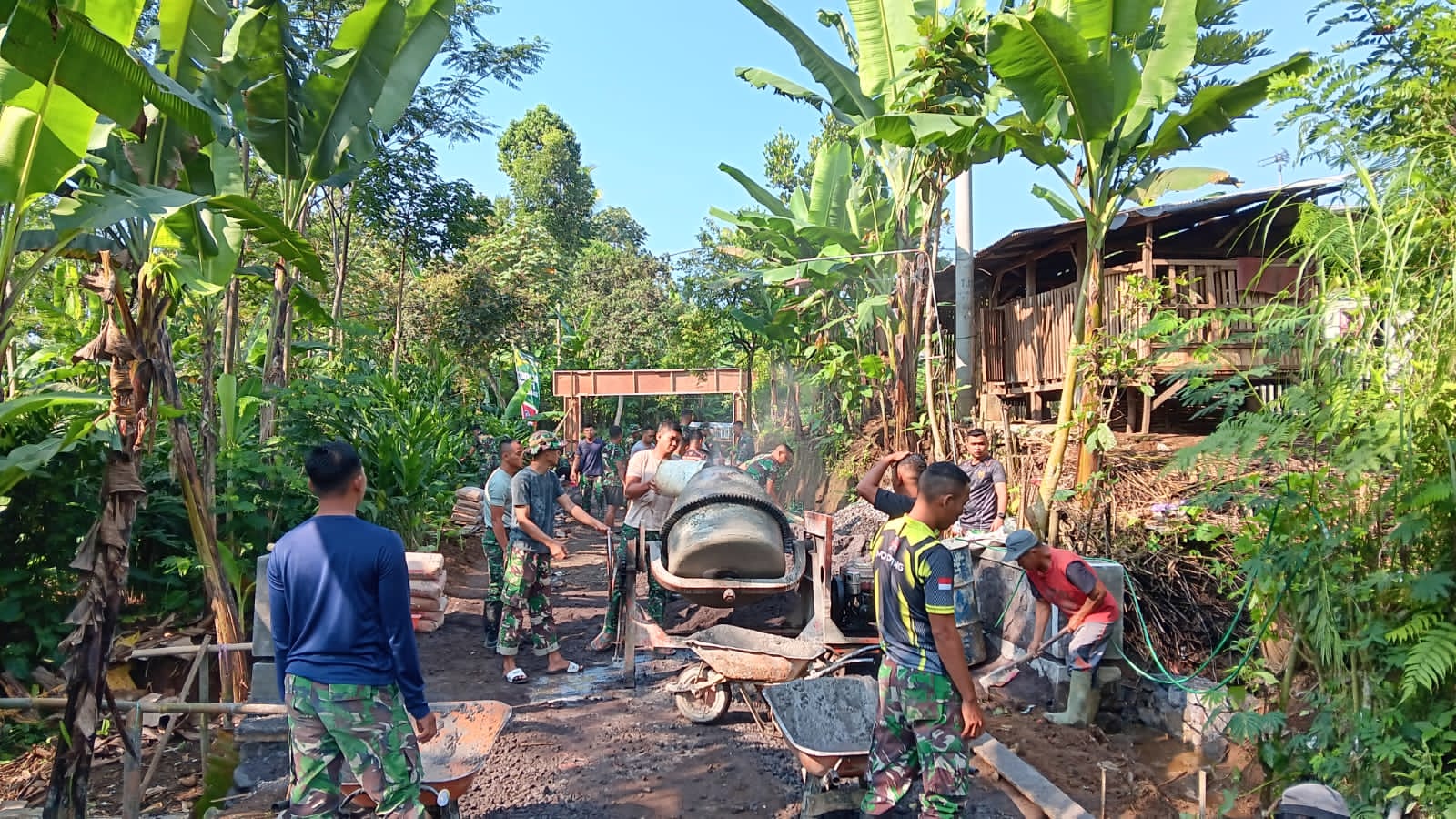 Satgas TMMD ke-123 Kodim 0821/Lumajang Percepat Pengecoran Jalan di Desa Burno