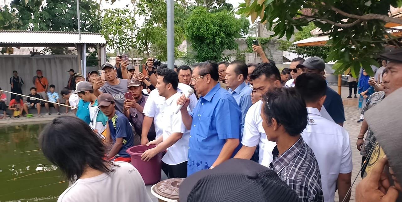 Kunjungi Blitar, SBY Mancing Bareng Ratusan Kader Demokrat