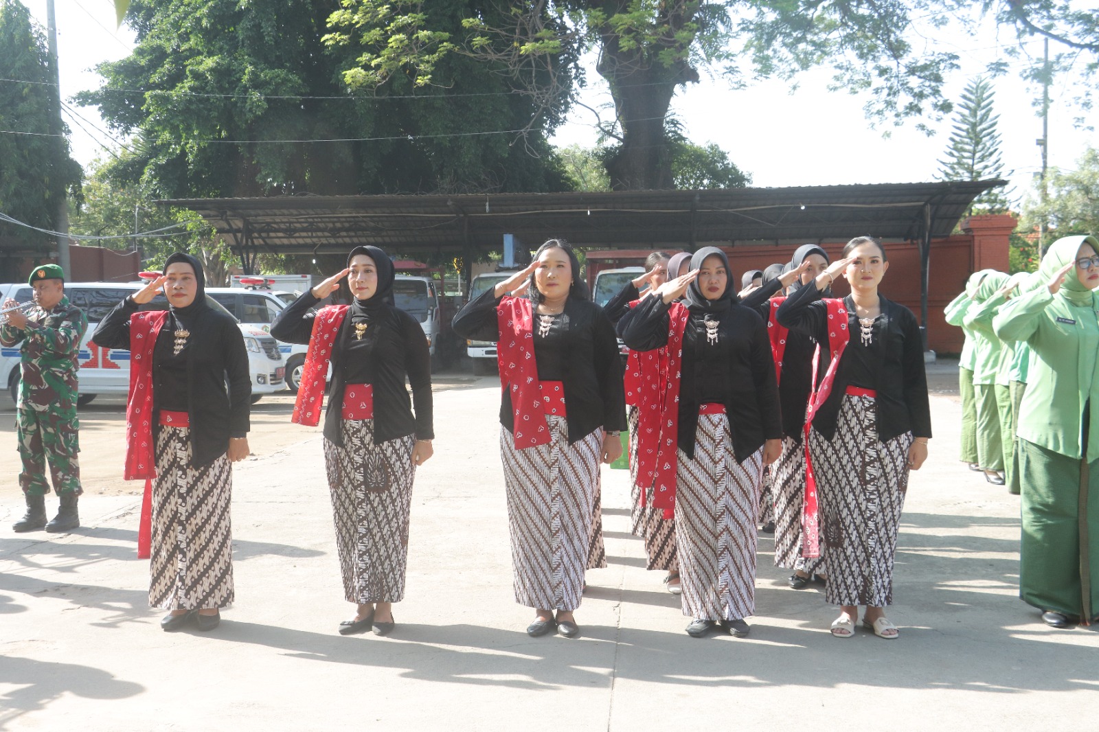 Polwan Polres Mojokerto Jadi Komandan  Upacara Peringatan Hari Ibu ke-96