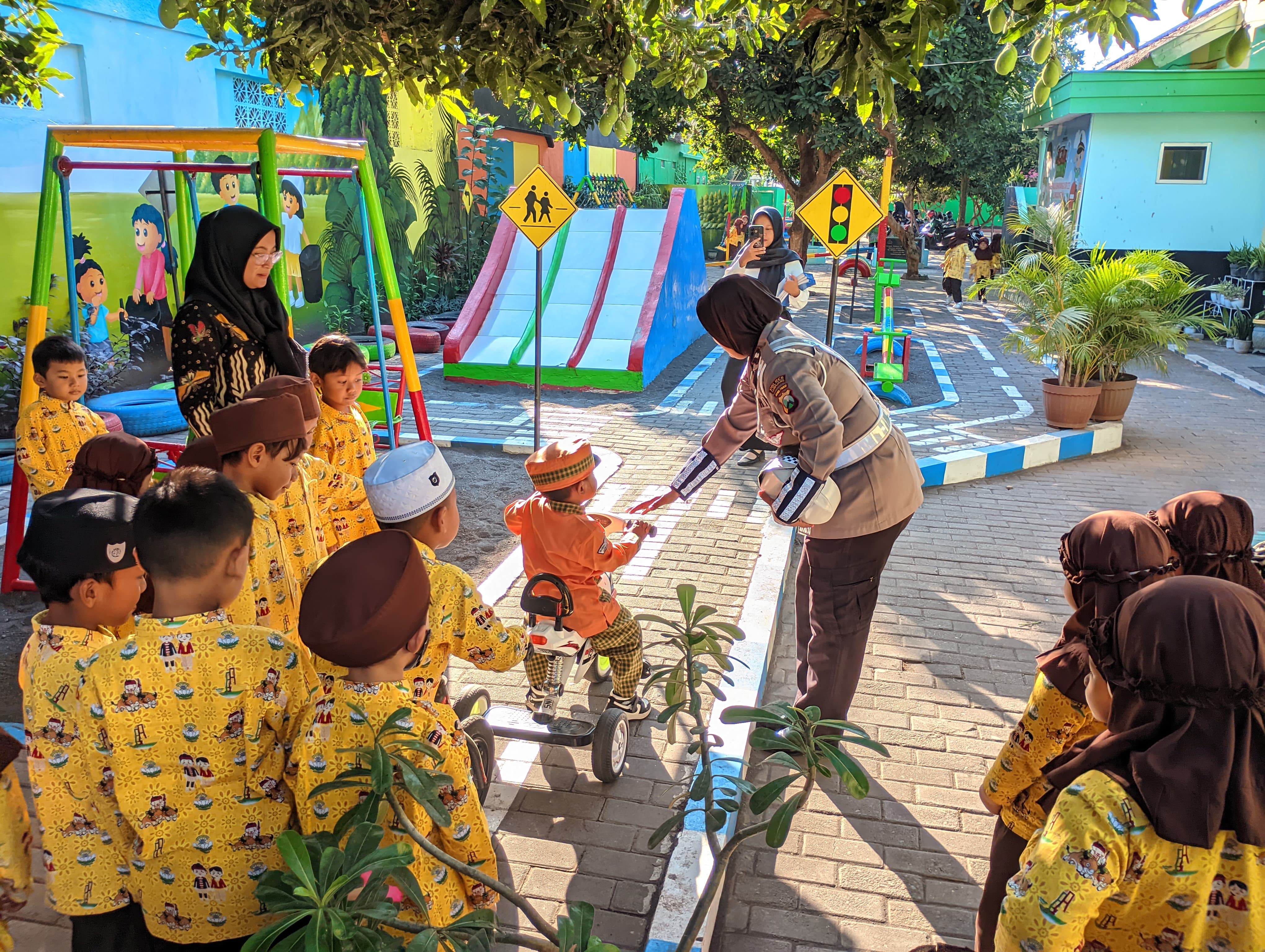 Satlantas Polres Lumajang Tanamkan Kesadaran Berlalu Lintas Sejak Dini pada Anak PAUD