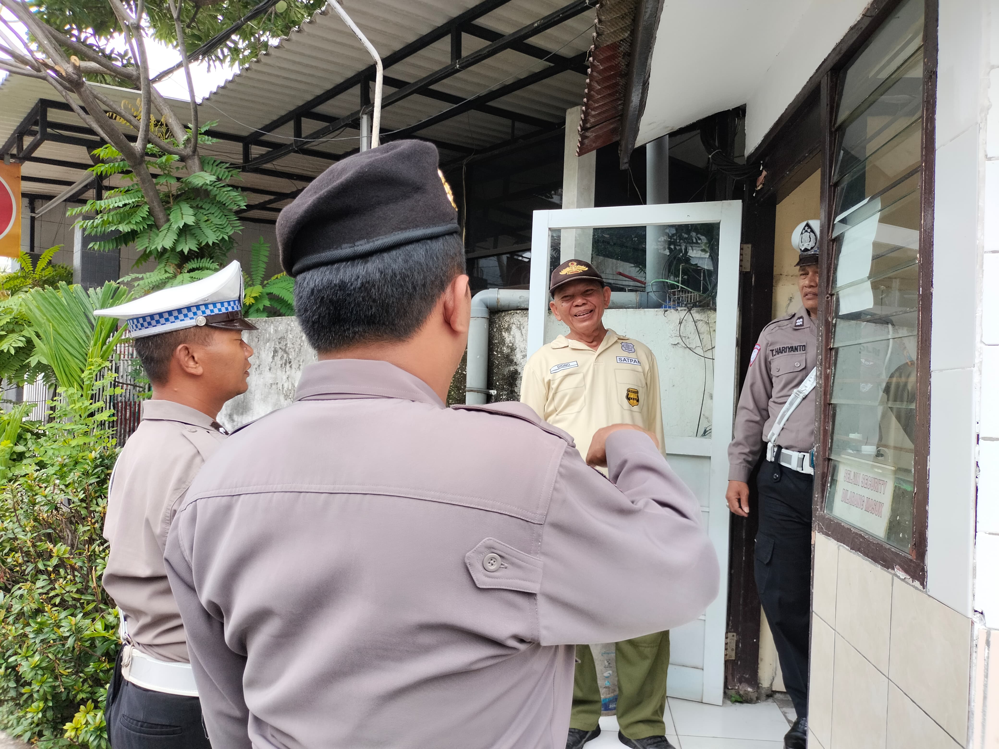 Polsek Tandes Jalin Kedekatan, Satpam Darmo Indah Timur Jadi Sasaran Patroli Humanis