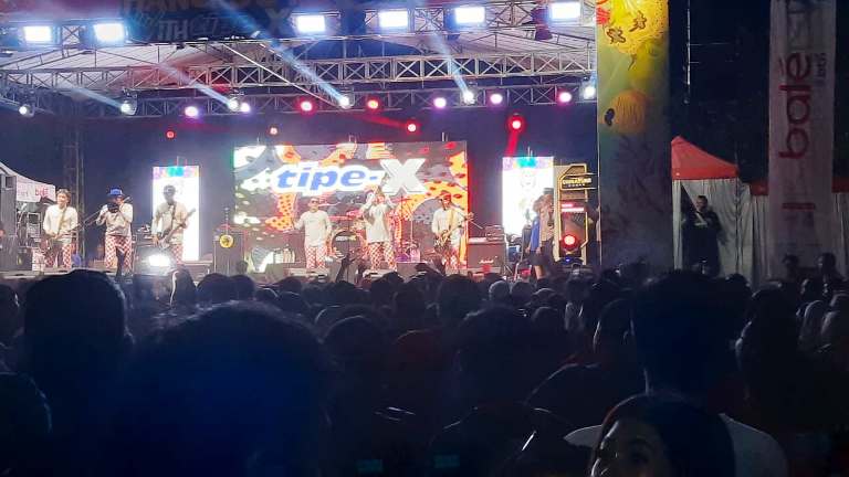 Tipe-X Hipnotis Ribuan Penonton di Pantai Pasir Putih Situbondo 