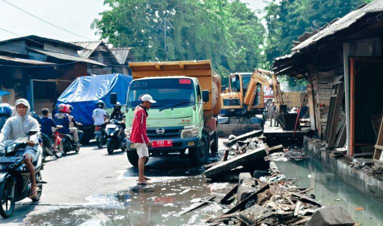 Masyarakat Cuek, Tumpukan Sampah Sumbat Saluran Air di Tambak Mayor 