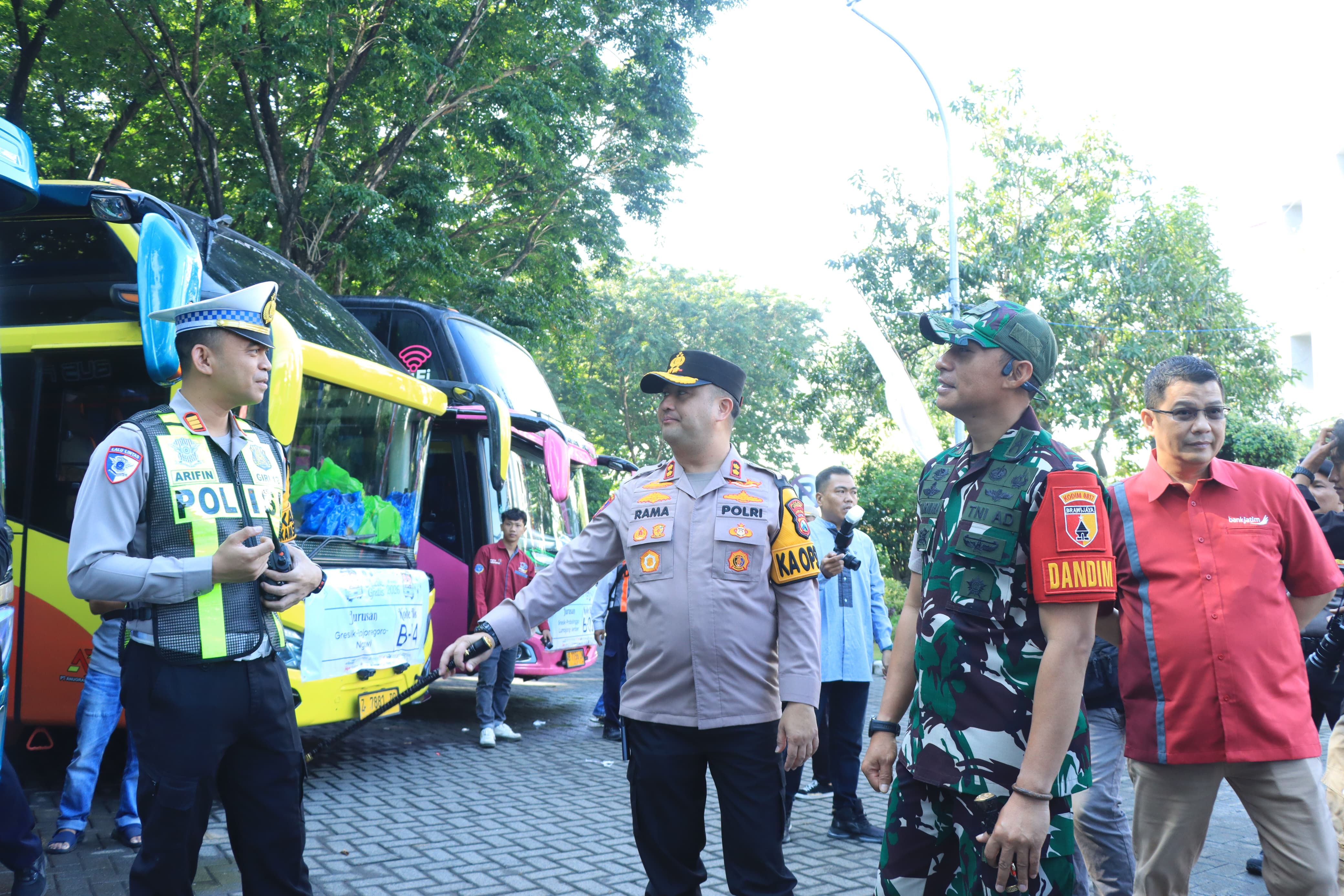 Kapolres Gresik Bersama Forkopimda Lepas 750 Pemudik, 15 Bus Mudik Gratis Diberangkatkan