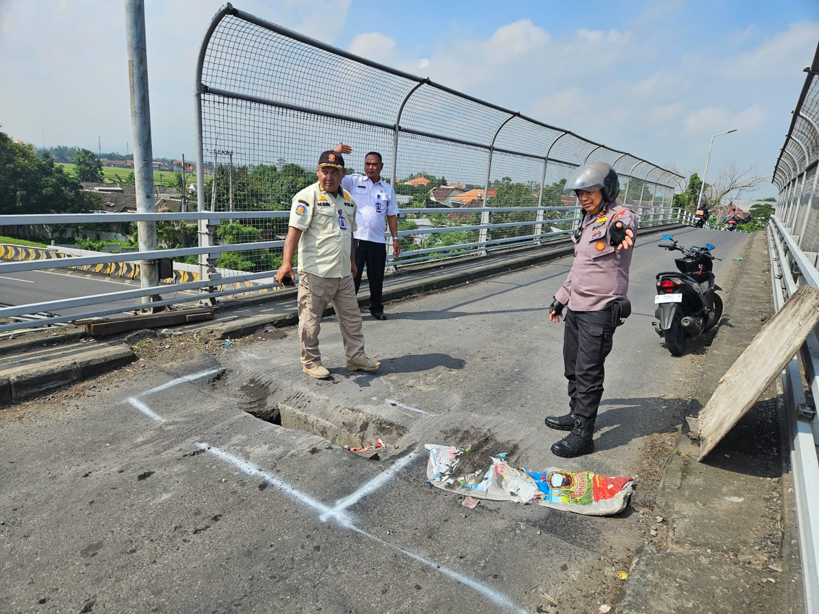 Polisi Sigap Tangani Jalan Berlubang di Fly Over Wates Tanggulangin Sidoarjo