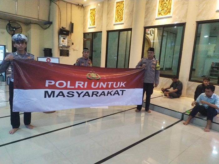 Ramadan Penuh Berkah, Polsek Wonocolo Berbagi Takjil dengan Warga