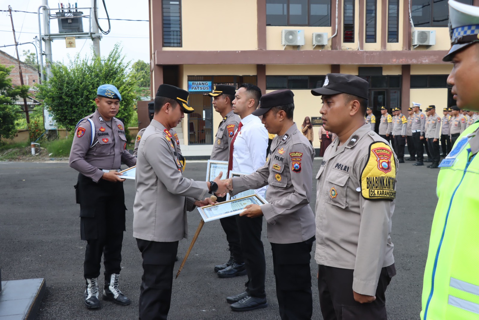 Kapolres Bojonegoro Beri Penghargaan 42 Personel Berprestasi dan Berdedikasi