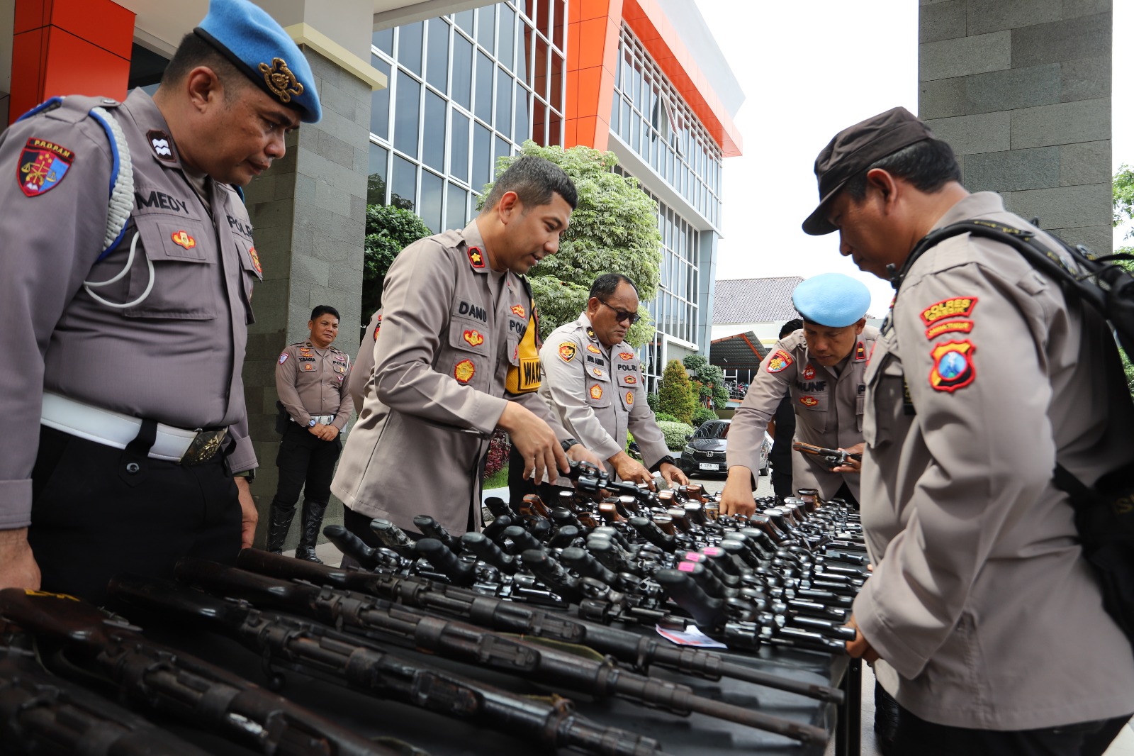 Polres Gresik Gelar Pemeriksaan Senpi Anggota