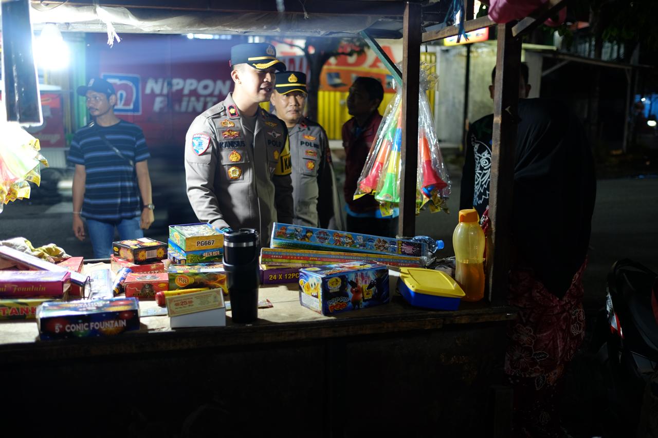Polsek Taman Datangi Pedagang Petasan dan Kembang Api, Sampaikan Imbauan Kamtibmas
