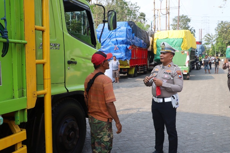 Satlantas Pelabuhan Tanjung Perak Ajak Pengemudi Truk Kibarkan Merah Putih dan Tertib Berlalu Lintas