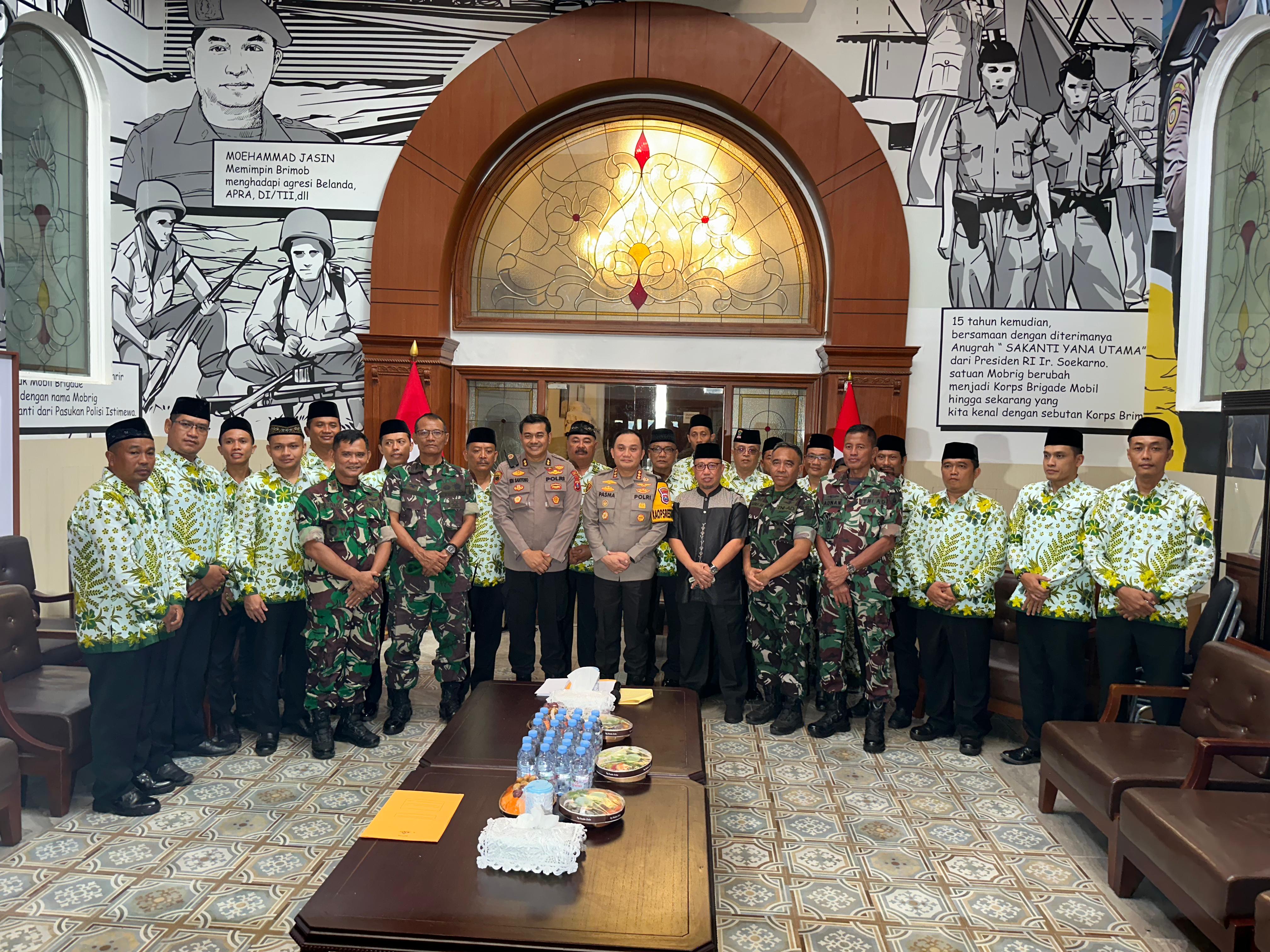 Bhabinkamtibmas Sumberrejo Terima Penghargaan Umrah dari Kapolrestabes Surabaya