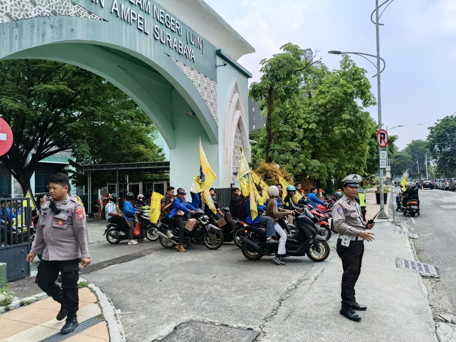 Polsek Wonocolo Kawal Ketat Long March PMII UINSA ke Pertamina Jagir, Pastikan Situasi Kondusif