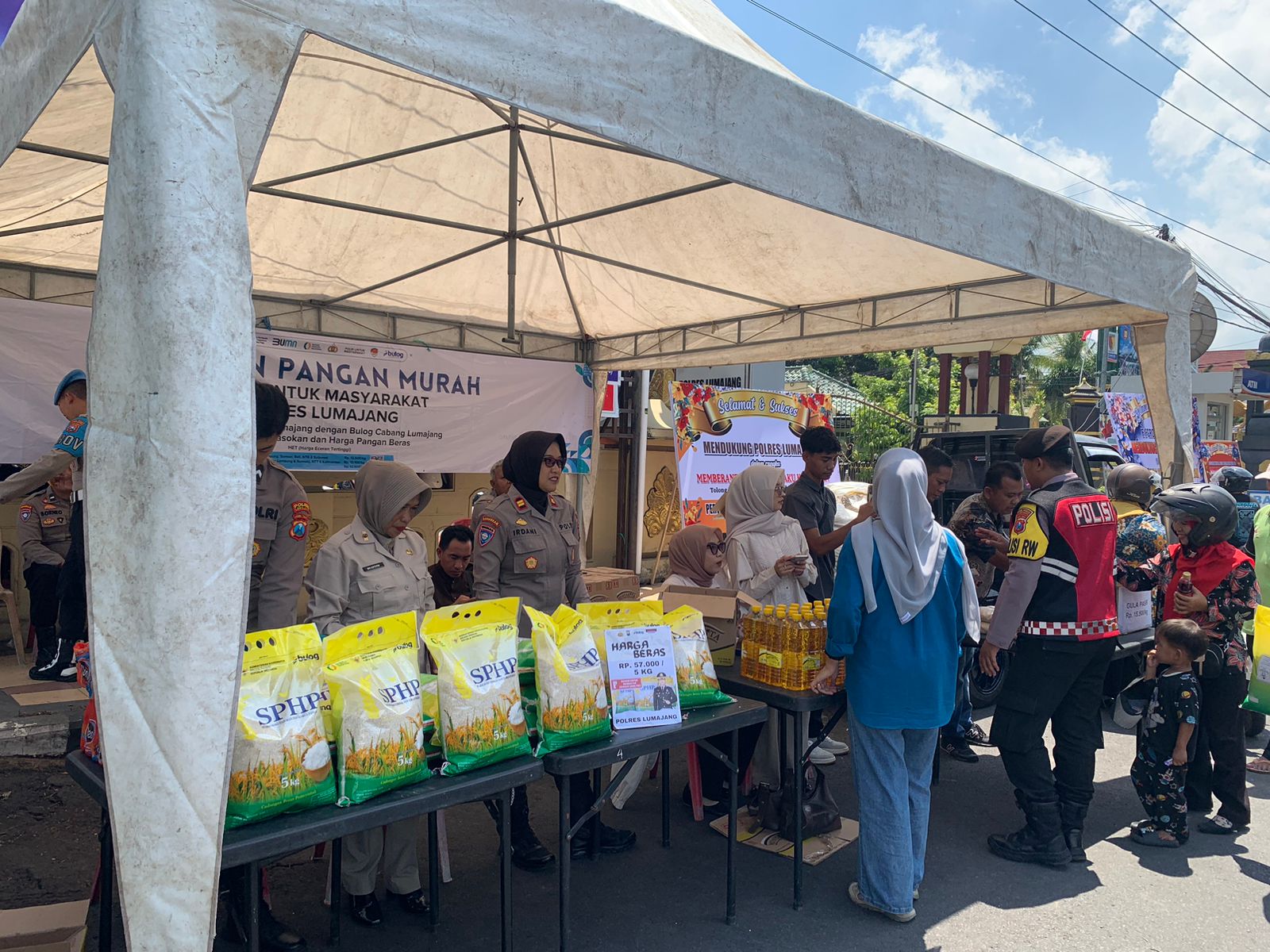 Gerakan Pangan Murah Polres Lumajang Bikin Warga Antusias Beli Beras, Minyak, dan Gula