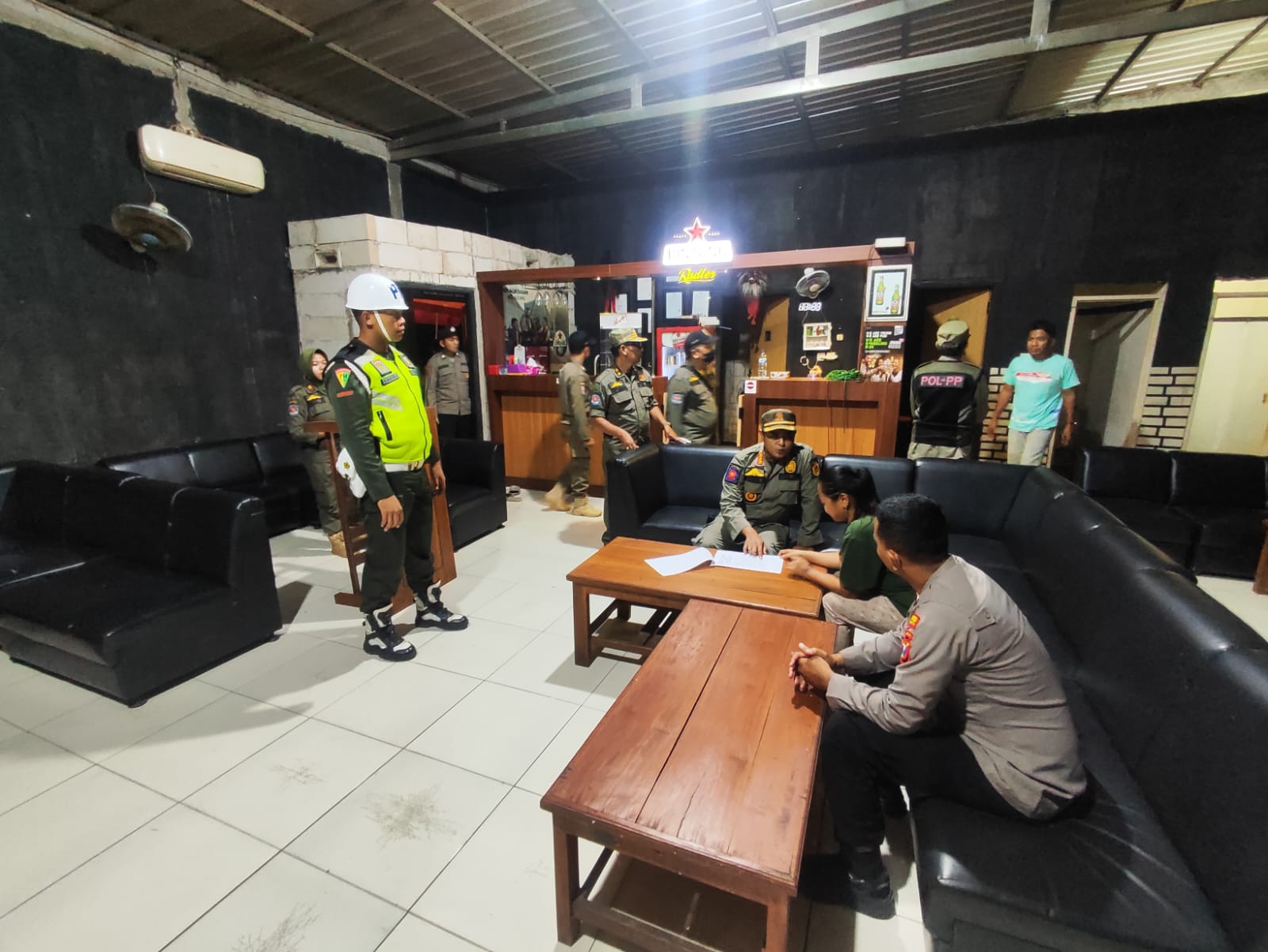Sidak Bersama Tim Gabungan,  Satpol PP Sampaikan Sosialisasi  Kepada Pemilik Cafe