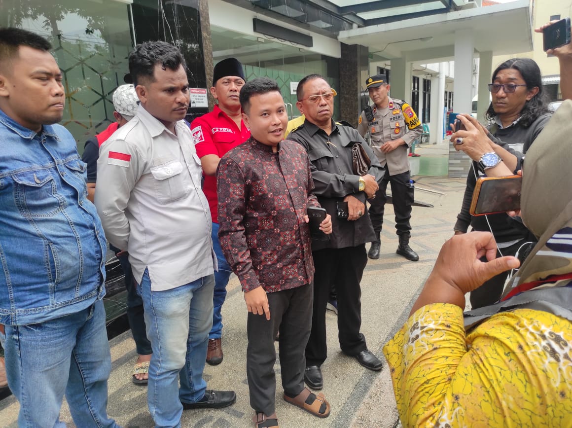 Polsek Gayungan Kawal Aksi Unjuk Rasa di Kejati Jatim