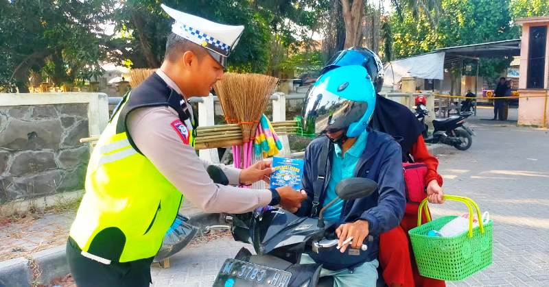 Satlantas Polres Bangkalan Sebar Brosur 7 Sasaran Operasi Zebra Semeru 2023