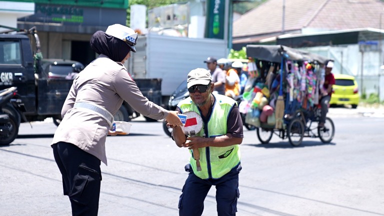 Jumat Berkah Satlantas Gresik Wujud Polisi Humanis di Jalan Raya