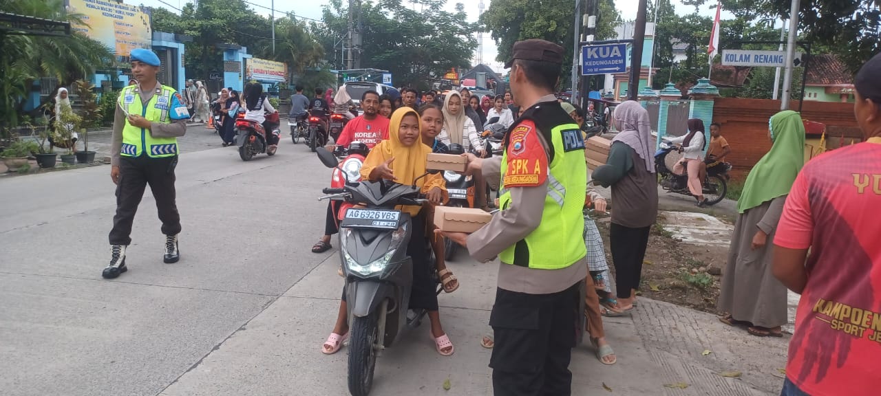 Polsek Kedungadem Berbagi Nasi Kotak ke Masyarakat