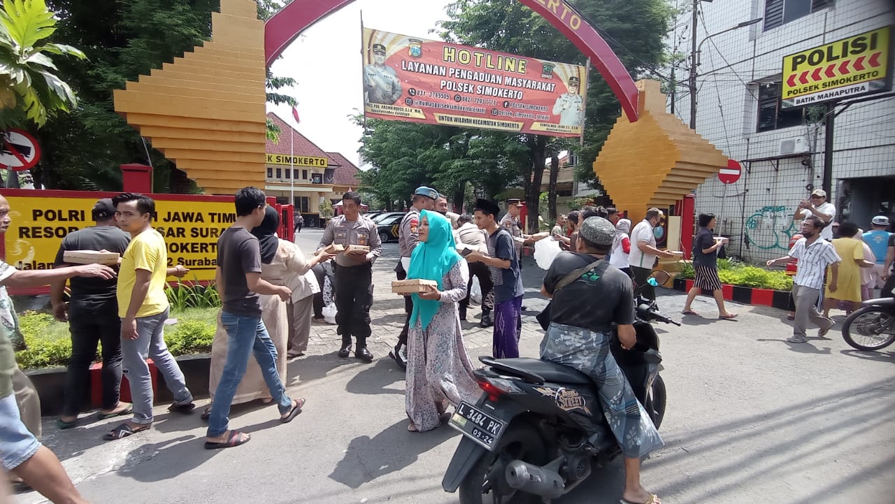 Ratusan Warga Antusias Terima Nasi Kotak Gratis dari Polsek Simokerto