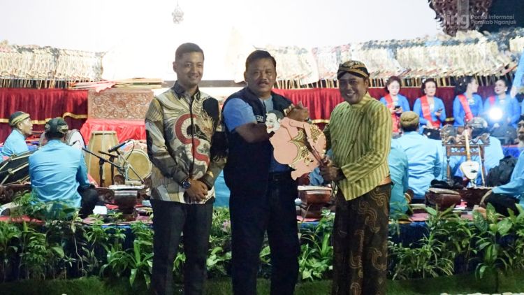 Gelar Wayang Kulit Semalam Suntuk, Pemkab Nganjuk dan Kodim 0810 Rayakan HUT Ke-80 TNI