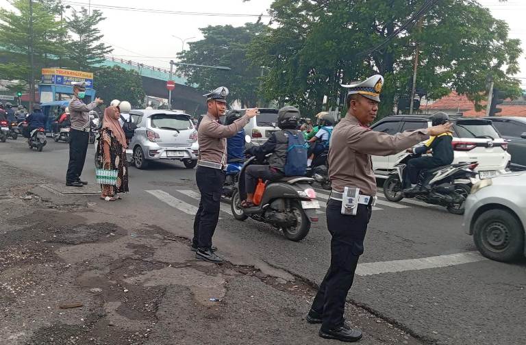 Kelancaran Lalu Lintas di Sawahan Terjaga, Pos Pagi Polsek Sawahan Pastikan Keamanan