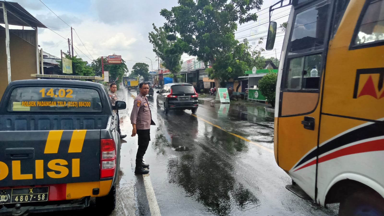 Personel Polsek Padangan Patroli Antisipasi Pohon Tumbang 