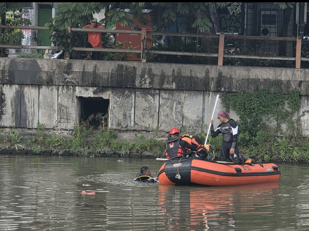 Tim SAR Gabungan Cari Pengamen Tenggelam di Sungai Jagir