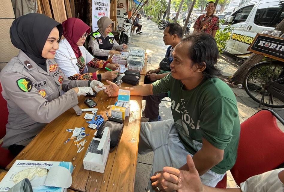 Peringati Hari Bhayangkara Ke-79, Polda Jatim Gelar Layanan Kesehatan Gratis untuk Driver Ojol