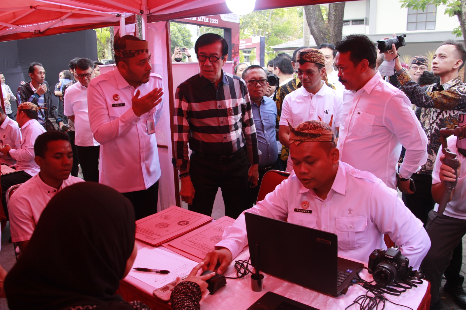 Menkumham Tinjau Layanan Eazy Intal dan Eazy Paspor Kantor Imigrasi Malang