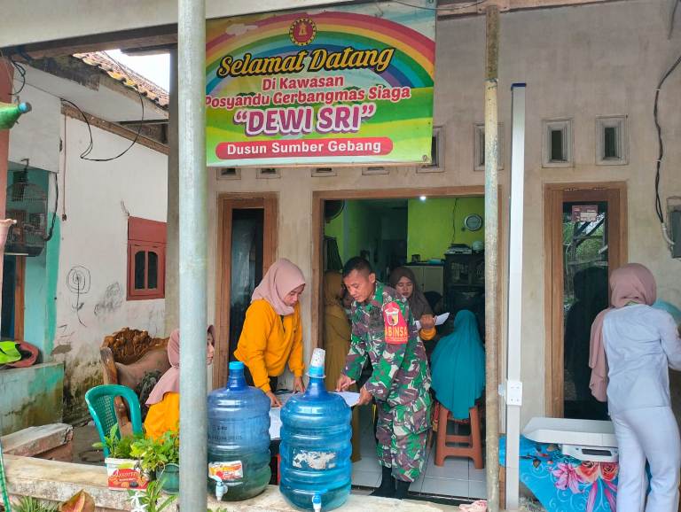 Babinsa Koramil Randuagung Dukung Pelayanan Kesehatan Masyarakat di Posyandu Dewi Sri Lumajang