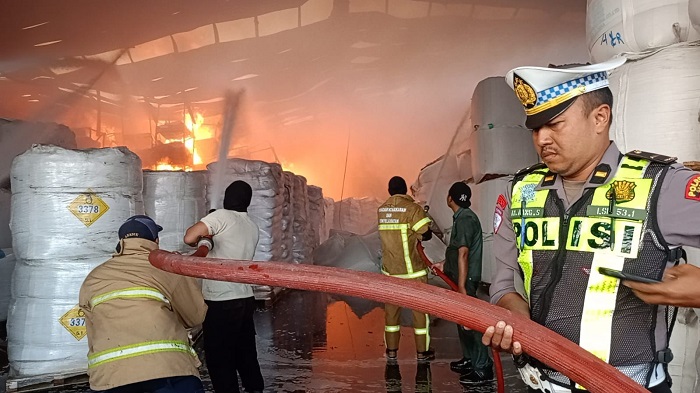 Kebakaran Hebat Hanguskan Gudang Bahan Baku PT Wings Surya di Driyorejo Gresik