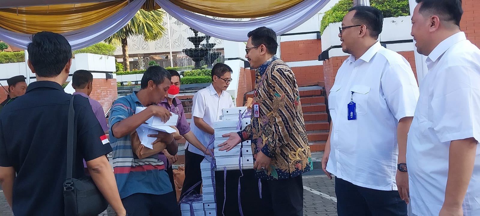 Sekwan DPRD Jatim Bagi 150 Paket Sembako