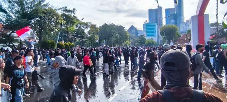 Massa Aksi di Grahadi Ricuh, 'Hujan' Batu dan Ban Terbakar 