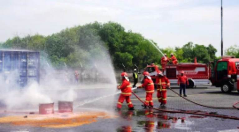 TPS Surabaya Gelar Simulasi Kebakaran Barang Berbahaya di Container Yard