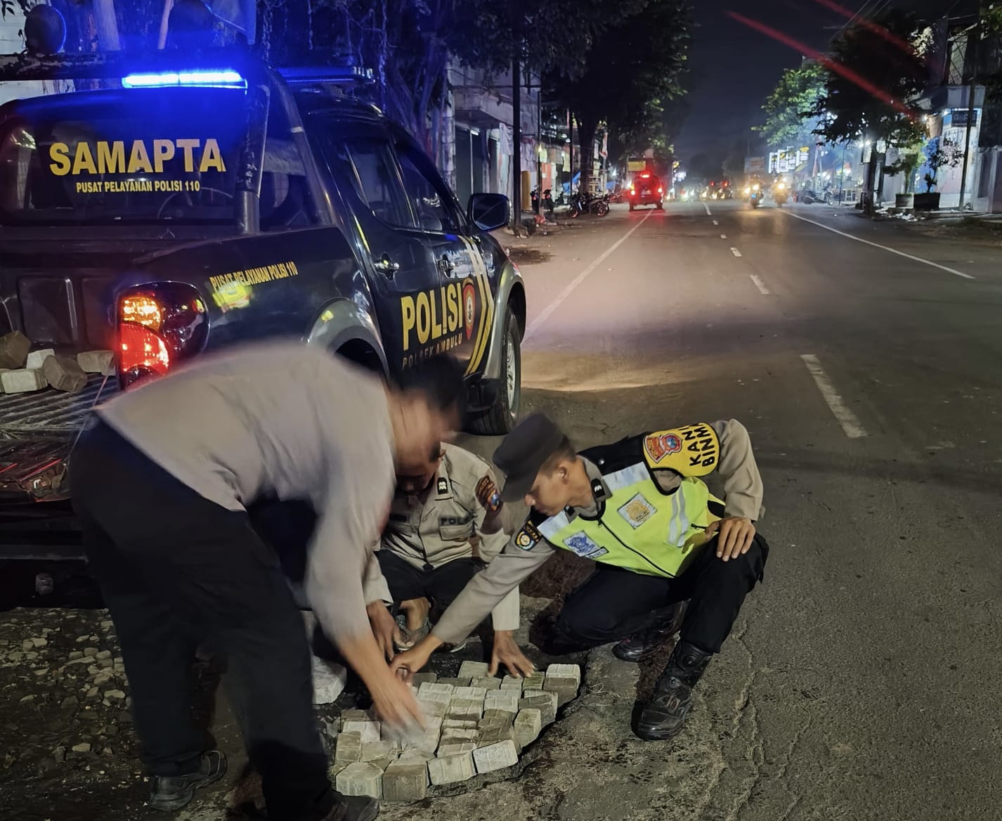 Polsek Ambulu Sigap Tambal Jalan Berlubang, Cegah Kecelakaan di Musim Hujan