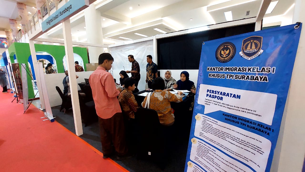 Pelayanan Secepat Kilat, Pemohon Paspor Apresiasi Petugas Imigrasi Surabaya di Pameran Umrah Ramadan 2025