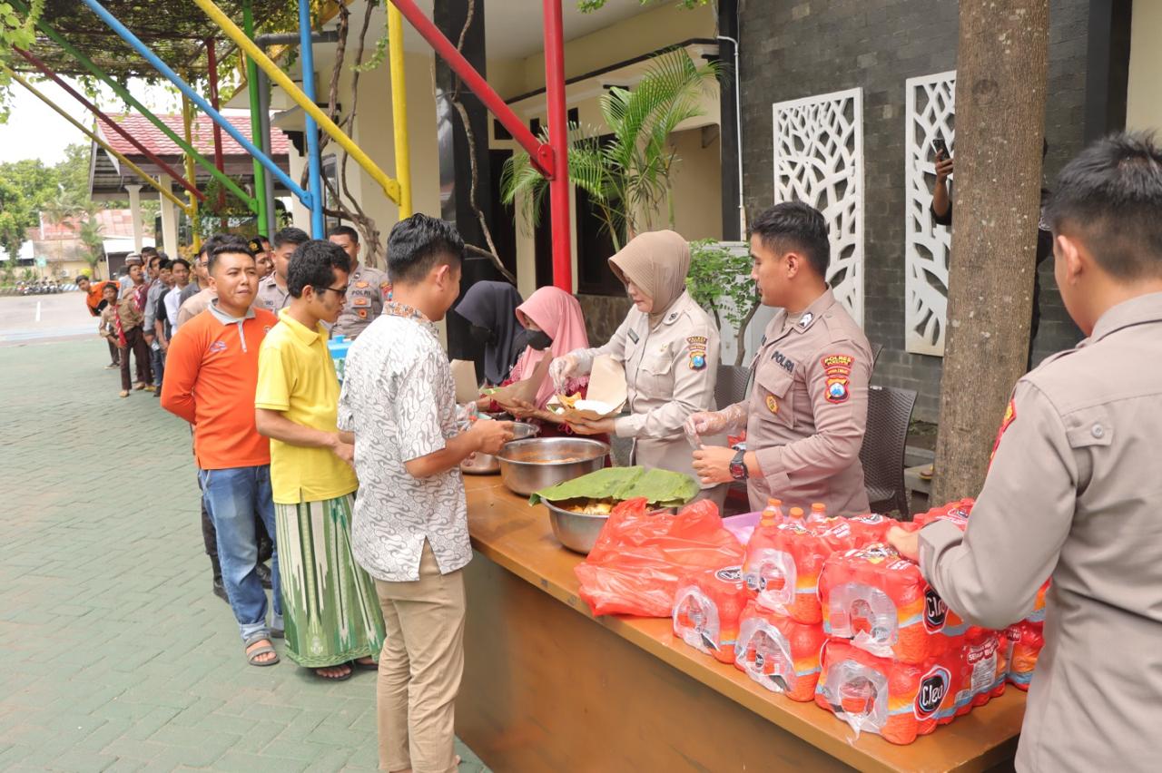 Tebar Kebaikan, Polres Kediri Bersama Warga dan Pelajar Santap Siang untuk Pererat Silaturahmi