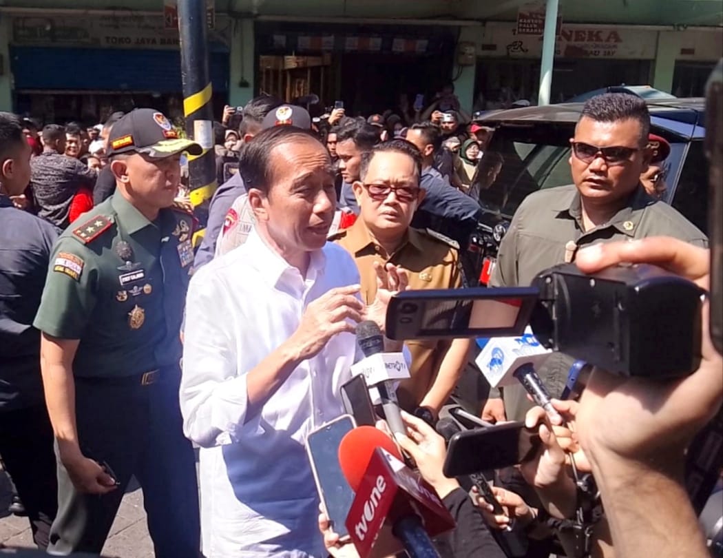 Blusukan ke Pasar Soponyono, Jokowi Minta Maaf ke Masyarakat Surabaya